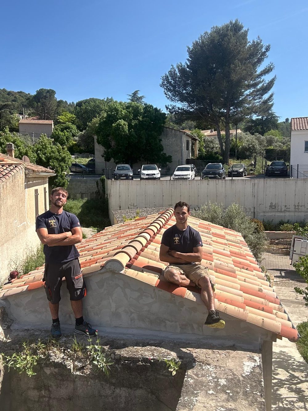 L'équipe Latour Couverture sur un chantier de toiture en Provence