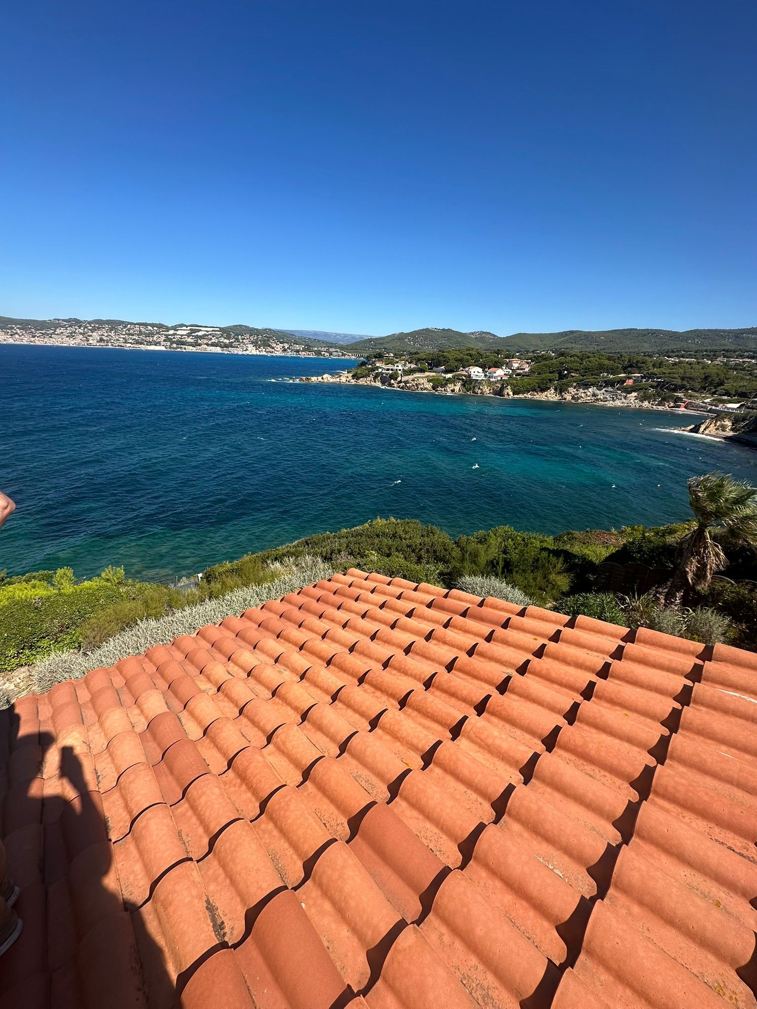 Toiture en tuiles avec vue sur la baie, Sanary-sur-Mer