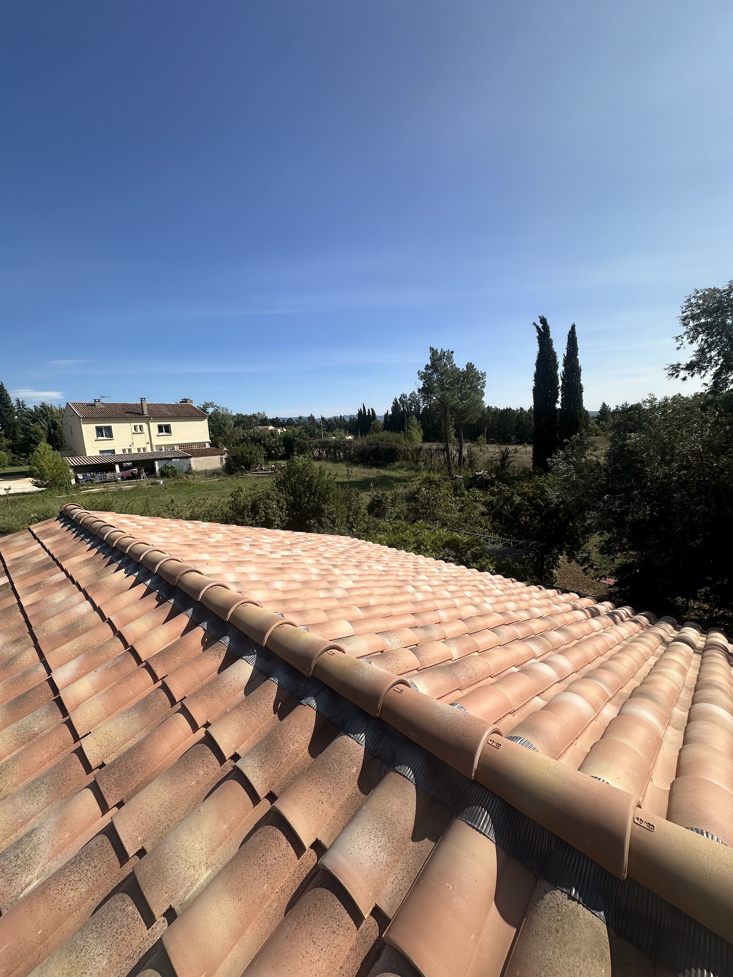 Chantier de couverture en tuiles, Latour Couverture