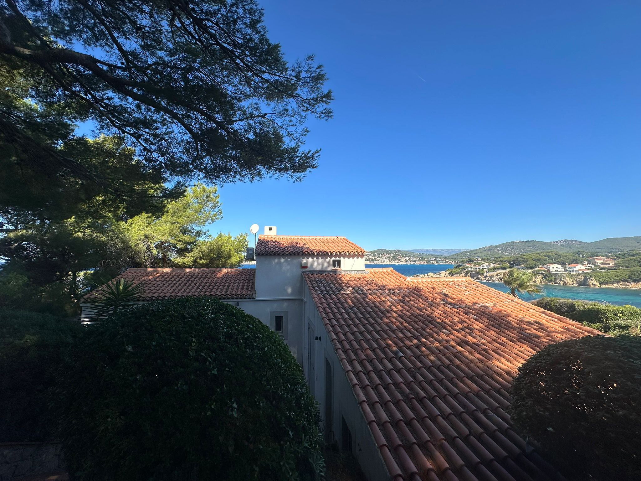 Toiture neuve en tuiles, vue sur la baie, Latour Couverture